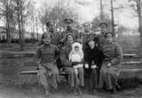 1916 — 1917 годы. На руках у отца и рядом с мамой