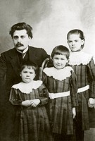 Антон Васильевич Воличенко, Нина, Вера, Геня Бутынские. 1913 г. Хабаровск