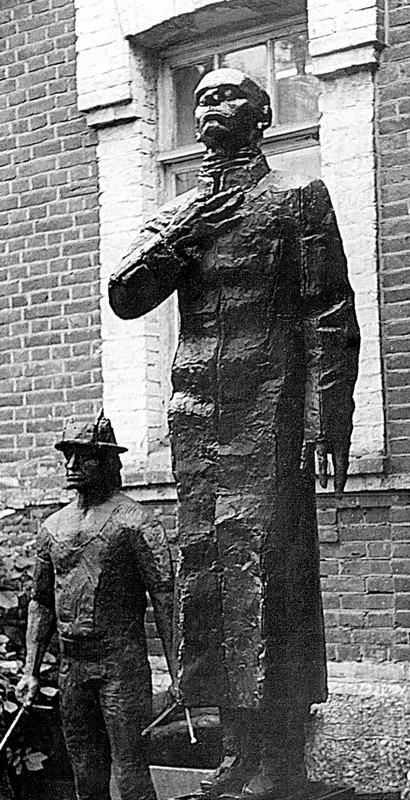 В. Ненаживин. «Памятник Мандельштаму». Бетон, металл. 1985. Внизу «Гойя». Бетон. 1987