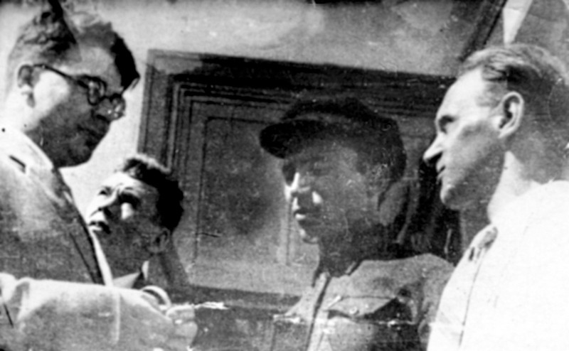 У входа в редакцию? «Тихоокеанской звезды»,? Хабаровск, 1936. Слева направо: П.Г.Кулыгин, В.Т.Королёв, С.А. Леонов и ?Дм.Дм. Нагишкин