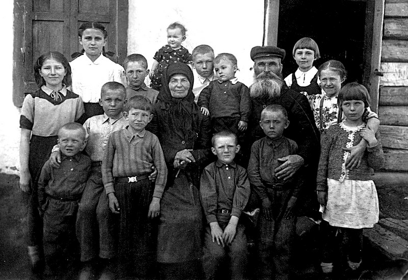Внуки и правнуки Степана Корнеевича Ровенко. 1947