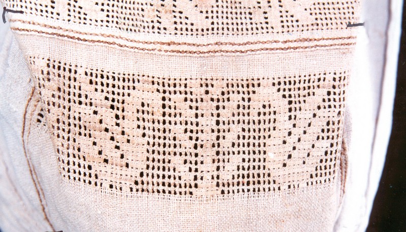 Фрагмент вышивки рукава рубахи с орнитоморфной символикой. Конец XIX в. Украина