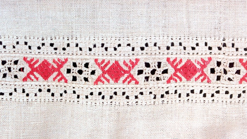 Фрагмент вышивки рукава рубахи (гребенчатые ромбы). Конец XIX в. Украина