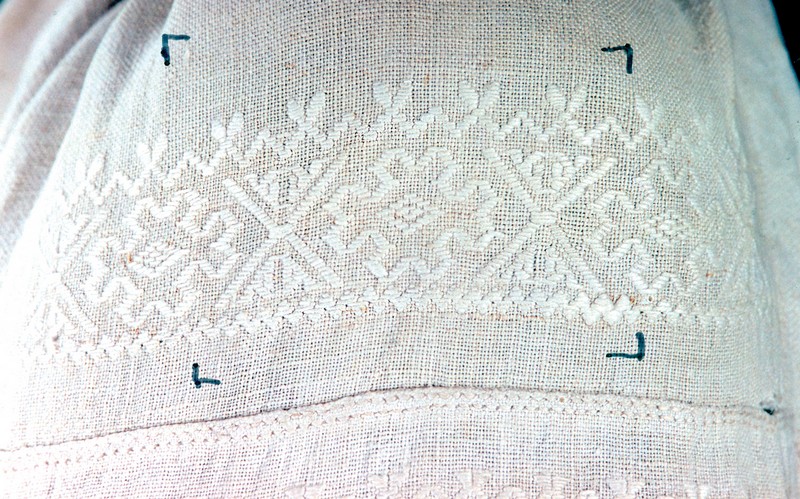 Фрагмент вышивки рукава рубахи (мотив «розетки»). Конец XIX в. Украина