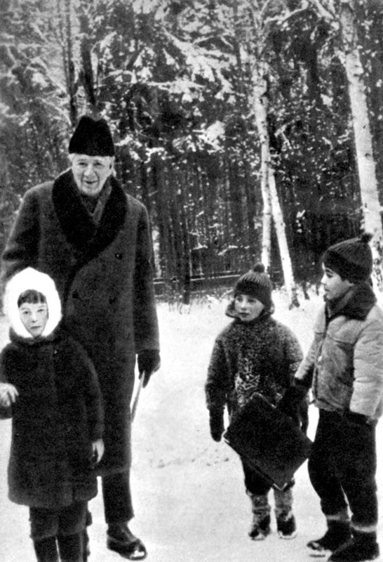 Корней Чуковский с детьми. Переделкино, 1966