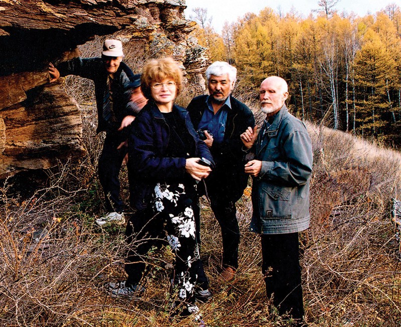 На переднем плане справа – Н. Рыбаков, слева – Т. Кубанова. На заднем плане доктор исторических наук из Новосибирска Виталий Епифанович Ларичев. Снимок сделан во время осмотра хакасских писаниц. 2004