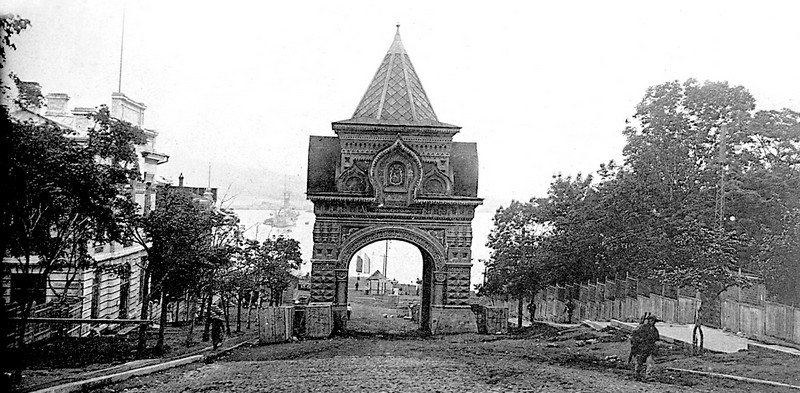 Улица Петра Великого с Триумфальной аркой. Первоначальное название Прудовая