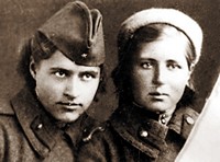 Гвардии рядовой запасного зенитного полка Вера Дмитриева (справа). 1944