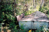 Кладбище с. Кольчём Ульчского района. Могила утопленника,  возле нее лодка, принадлежавшая ему при жизни