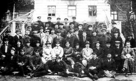 Сотрудники рыбного управления. Четвертый слева во втором ряду В.К. Арсеньев. Рядом (пятый)  Т.М. Борисов – управляющий «Дальрыбы». 1920-е