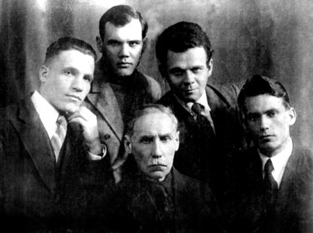 Т.М. Борисов с молодыми писателями Владивостока. 1930-е