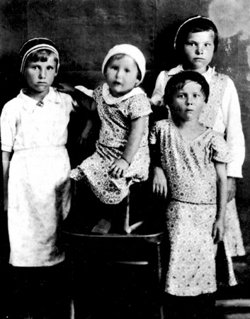 Внучки  Матвея Артемовича Гребенчукова – Поля, Сюня, Наташа и маленькая Маруся. Июнь 1935
