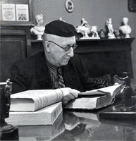 А.Ф. Лосев в своем кабинете