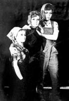 В спектакле «Девушки с улицы Надежды».  Слева направо: П. Костинникова, Е. Паевская, С. Глебова