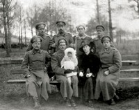 На руках у отца и рядом с мамой. 1916–1917