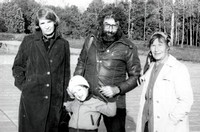 Справа налево: В.Г. Старикова, Дмитрий Стариков, В.Н. Катеринич, внучка Валентины Гавриловны Оля. Хабаровск, 1970-е