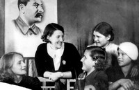 Валентина Хетагурова среди девушек в комиссии по приему хетагуровского призыва. 1938