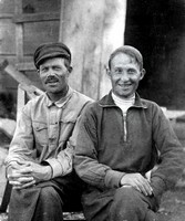 Папа Евстафий Матвеевич и брат Шура. 1937