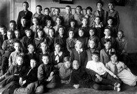 Четвертый класс Хабаровской средней школы № 34. Во втором ряду вторая слева Анна Пономарева. 1936