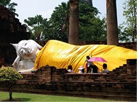 Обряд укрывания статуи Лежащего Будды покрывалом в действующем храме Аюттаи