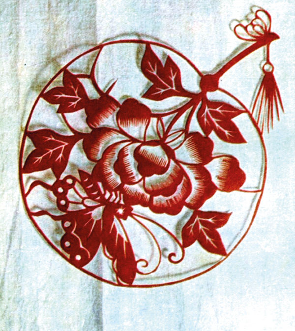 Вырезка в форме традиционного китайского веера с изображением цветка и бабочки. 14,5 х 13,3 см
