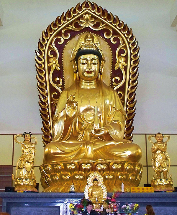 Статуя Будды в храме Авалокитешвара на о. Бинтан