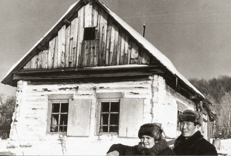 А.Л. Вальдю с женой Евдокией Кузьминичной на фоне родительского дома в селе Монгол Ульчского района. 1989