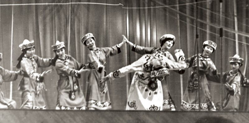 Народный фольклорный песенно-танцевальный аансамбль «Гива», село Булава Ульчского района, на краевом фестивале. 1982