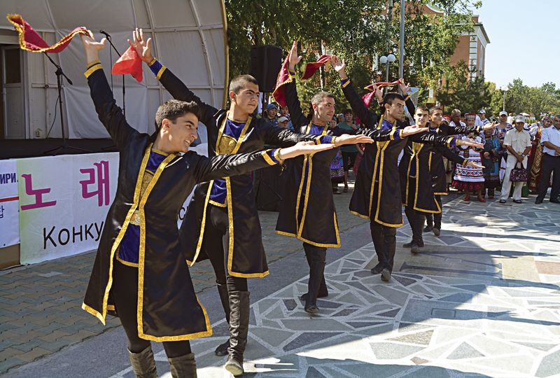 Молодежный коллектив ансамбля «Ширак» Союза армян России  в Хабаровском крае известен своими неповторимыми зажигательными танцами