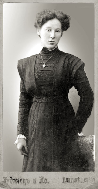 Антонина Симоновна Коренева – гимназистка Алексеевской гимназии. Благовещенск, 1910 г.