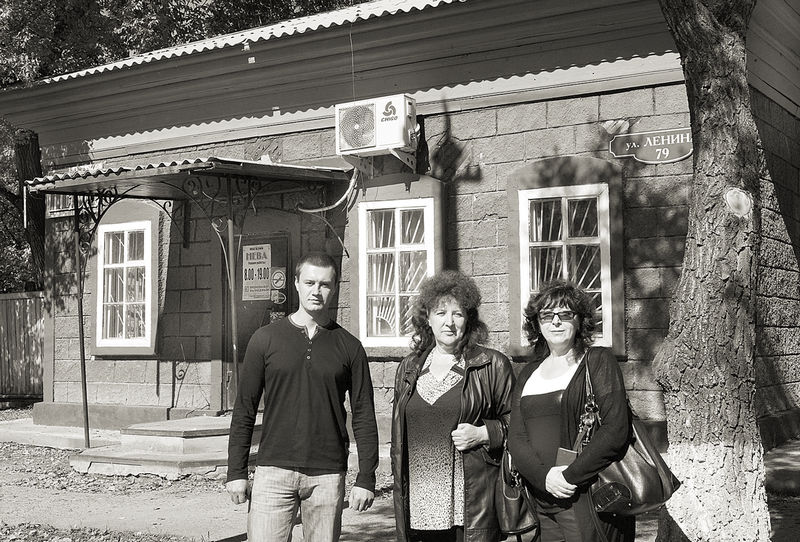 Потомки Симона Тимофеевича Коренева у его дома в Поярково. 2015