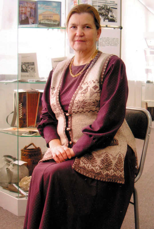 Светлана Вишнякова в музее лицея №1. Комсомольск-на-Амуре. 2003