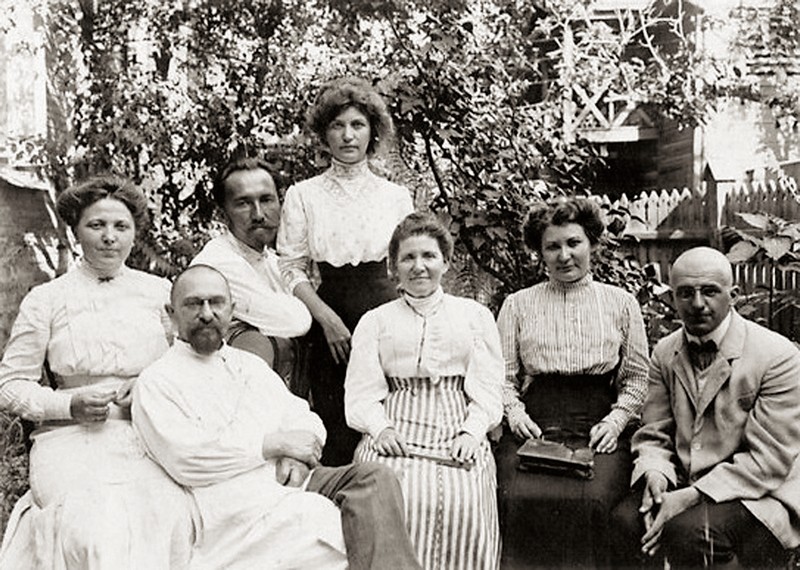 С.М. и Е.Н. Широкогоровы в Екатеринодаре с родственниками Елены Николаевны (крайние справа)
