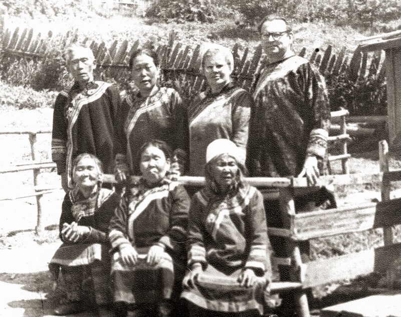 Л.И. и Ю.А. Сем с семьей нанайского шамана Сайгор. Верхняя Эконь. 1976