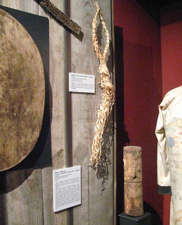  Головной убор нанайских и ульчских шаманов из ритуальных стружек гиасамса; фрагмент дерева шамана Онинка – часть, предназначенная для жертвоприношений