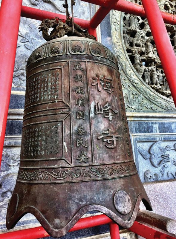Медный колокол возле входа в храм Авалокитешвара