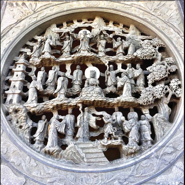 Резное сквозное круглое  панно на наружной стене храма Авалокитешвара