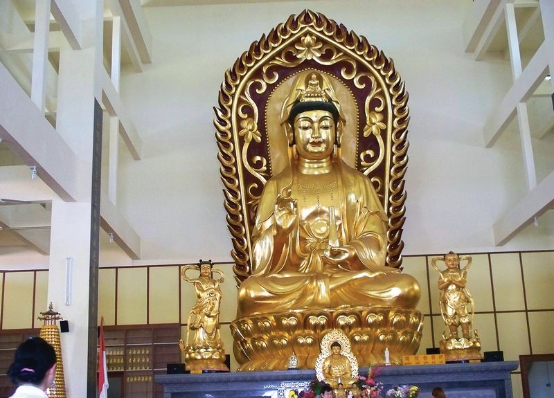 Статуя Будды в женской ипостаси Гуань Инь в храме Авалокитешвара. Высота 16,8 м