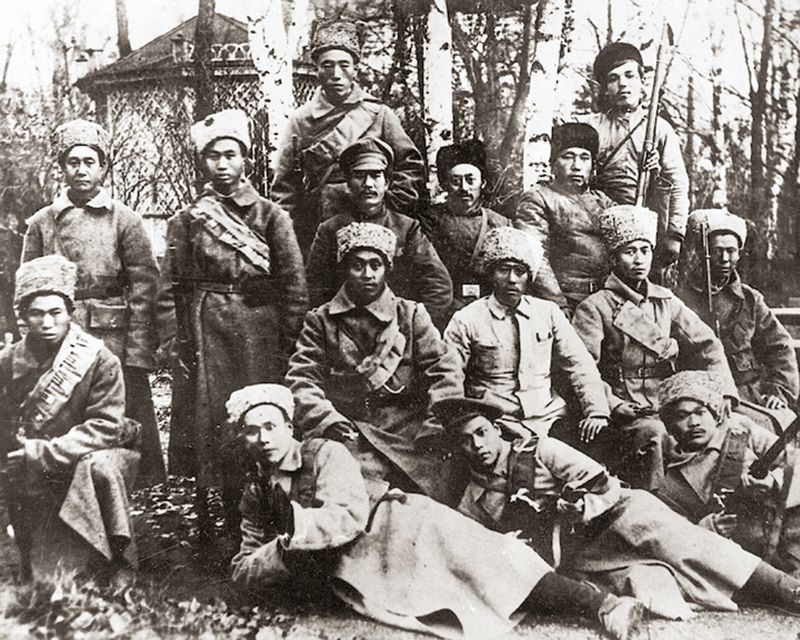 Командир красного китайского полка Жэнь Фучен (третий справа во втором ряду) среди своих товарищей