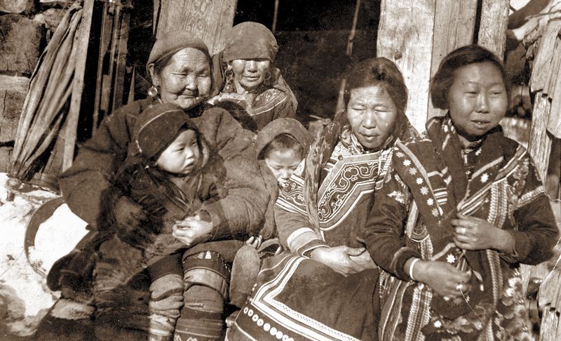 На заднем плане – шаманка Гауня. 1950-е, с. Гвасюги. Фото из семейного архива А.Д. Кялундзюга 