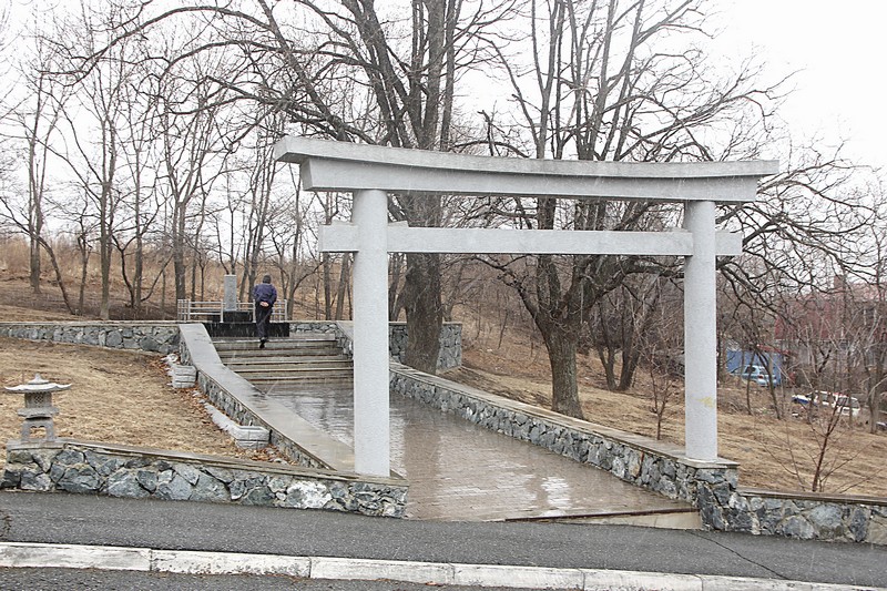 Мемориальный комплекс – ворота тории и кенотаф – надгробие на месте захоронений японских военнопленных в Находке