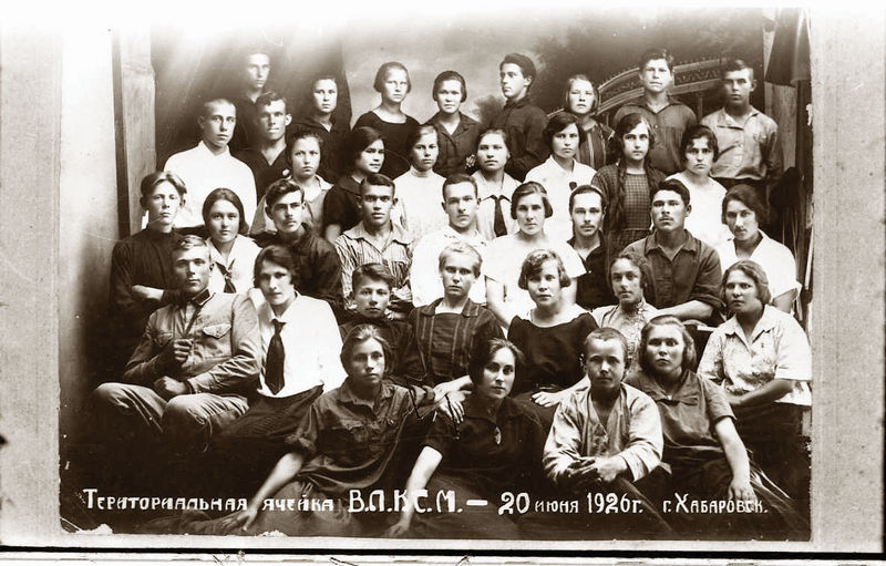 В.И. Чернышева в нижнем ряду первая слева