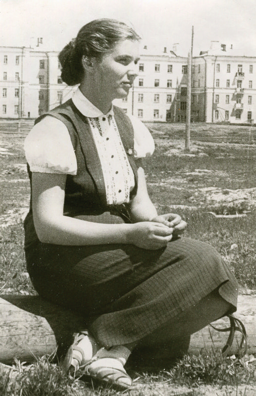 Нина Дубинина (Качалова) на пустыре рядом с главным зданием вечернего политехнического института Комсомольска-на-Амуре. 1959