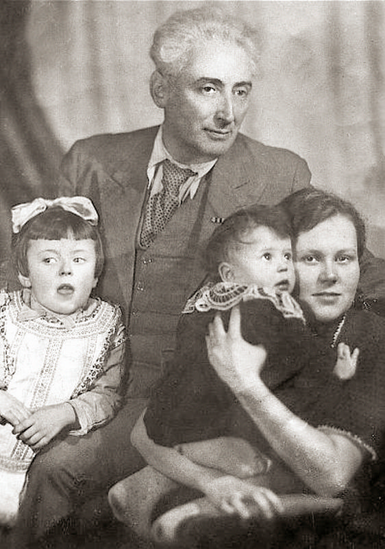 Лебединские с Машей и Татой. 1944. Фото М.С. Наппельбаума