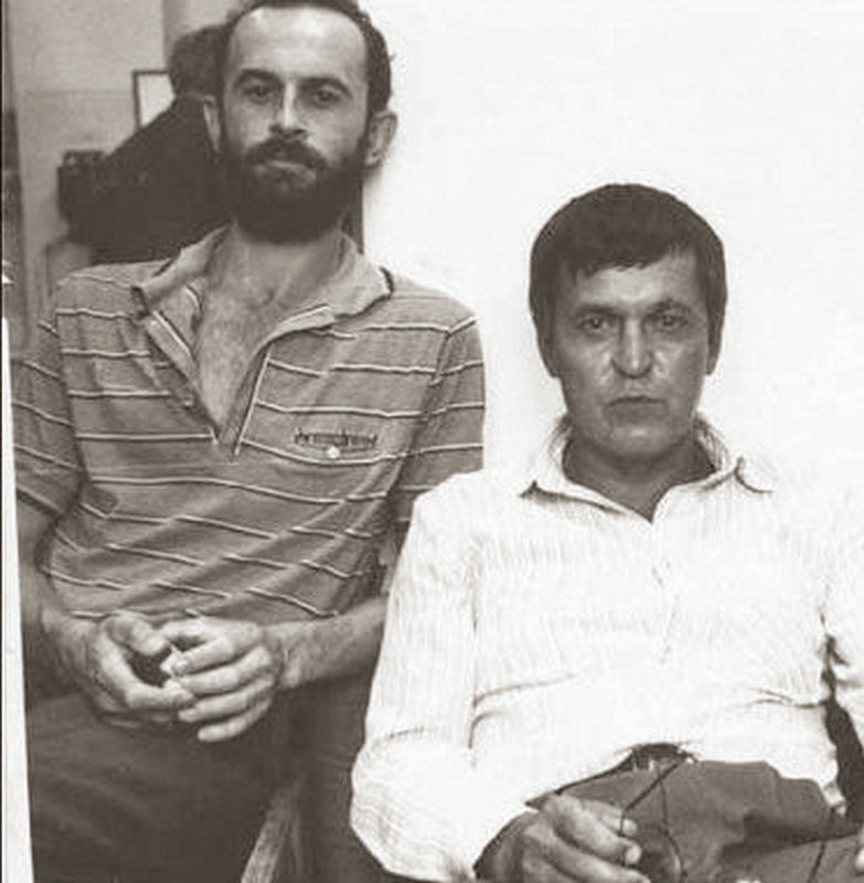 Владимир Илюшин (слева)  и Борис Черных в редакции «Амурского комсомольца». 1990-е