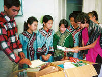 1994 г. Председатель Ассоциации айнов острова Хоккайдо г-н Окадо привёз первую гуманитарную помощь для детей из национальных сёл