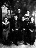Ксения (стоит первая справа) с братьями и сёстрами