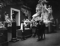1931 год. Музей изобразительных искусств. В. Г. Старикова (на фото стоит слева) ведёт экскурсию