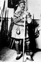 В. Арсеньев в удэгейском костюме. Фото из Госархива Хабаровского края