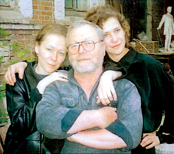 Семейная фотография: Ирина, Ольга и Валерий Ненаживины